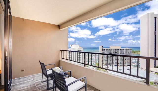 Monthly- Discovery Bay 2203 Ocean/Sunset/Marina/City Views - Q Bed/Twin Sofabed