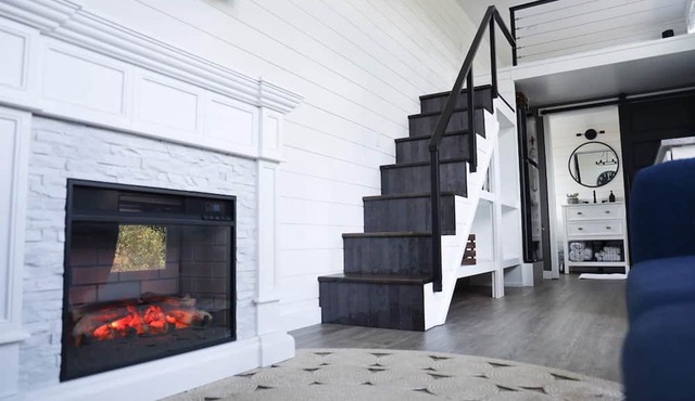 Modern Tiny House in the Woods w/Hot Tub in Shady Cove
