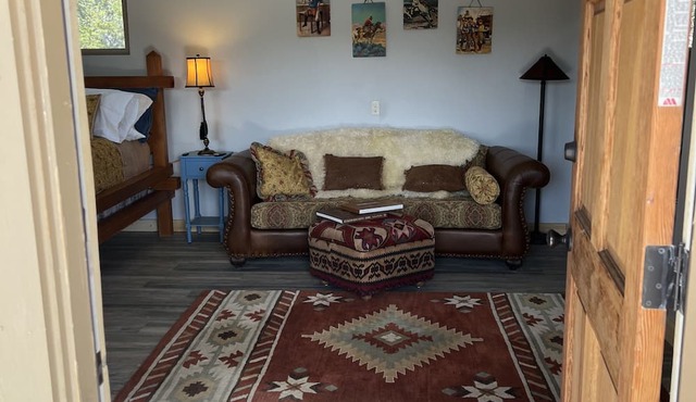 Lovely cottage on horse farm with petting zoo and trails in Montrose