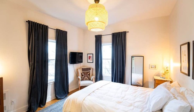Private 2 Bedroom Bungalow w/Wi-Fi + Kitchen in Seattle