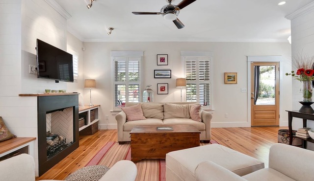 Wonderful Cottage - Only 3 Blocks From Downtown Southport Shops and Dining! Outdoor Gas Fire Pit! in Southport