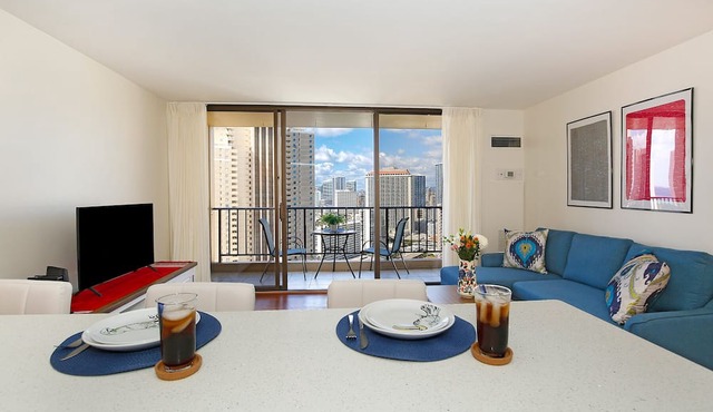 Ocean Views from private lanai, High Floor, AC, W/D, FREE Wi-Fi and Parking!
