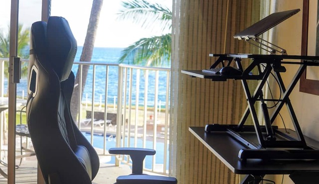 Upgraded Makaha remote work and surf oceanfront condo