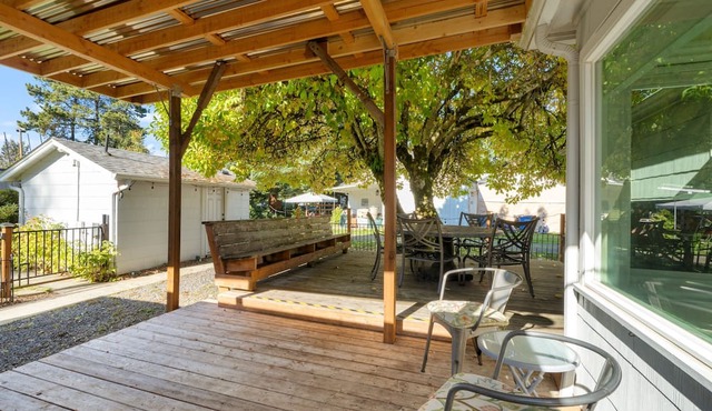 Cottage near Vancouver Lake! Cozy, Clean, & Comfortable w/new Pickleball Court! in Vancouver