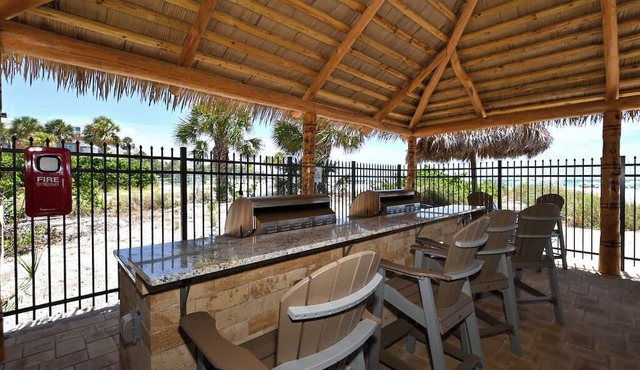 Condo on Siesta Key/Crescent Beach. Steps to ocean and many shops/activities! in Sarasota