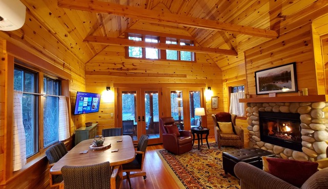 Mckenzie River Cabin #13 at the Log Cabin Inn, screened porch, .5mi Trailhead in McKenzie Bridge