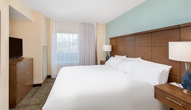 Free Breakfast. Pool & Gym. King Suite. Your Next Trip! in Oak Ridge