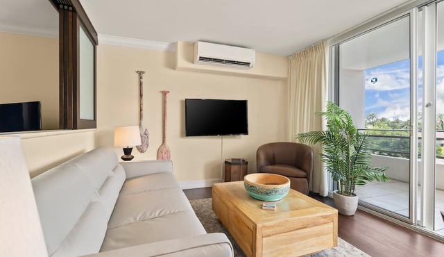 Central Waikiki! Large lanai, close 2 beach! Fireworks! WASHLET! Sleeps 6!