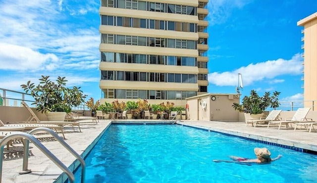 Large 1BR/1BA with SPACIOUS Lanai! Right by Waikiki Beach!