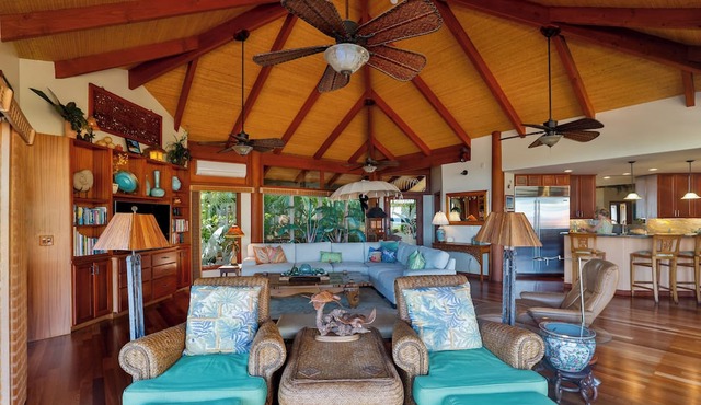 Beach Front w/heated salt water pool and hot tub in Kamuela