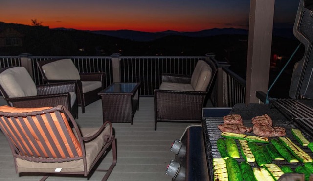 Granby Ranch 5-BR Ski-In Ski-Out, New Private Hot Tub, Game Room, ★ Views in Granby