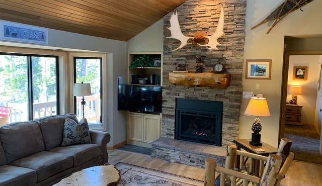 Beautiful Mtn Decor-Family Rm-Wifi-Unlimited SHARC, Pool & Hot Tub, Bikes in Sunriver
