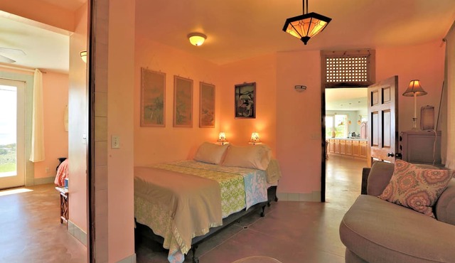 Puumoi Pink House, 3 bedroom home with sunrise and ocean view.10 minutes to Hilo