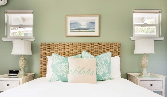 Luxury cottage, private, saltwater spa🌺walk to beach, dining,shops