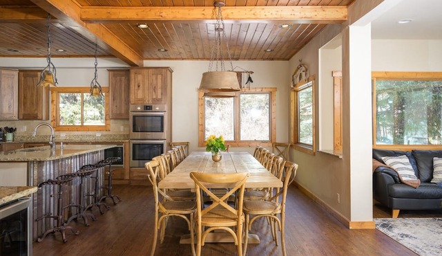 Creekside Luxury Retreat 8BR Walk to Shops, Dining & Shuttle Sleeps 22 in Winter Park