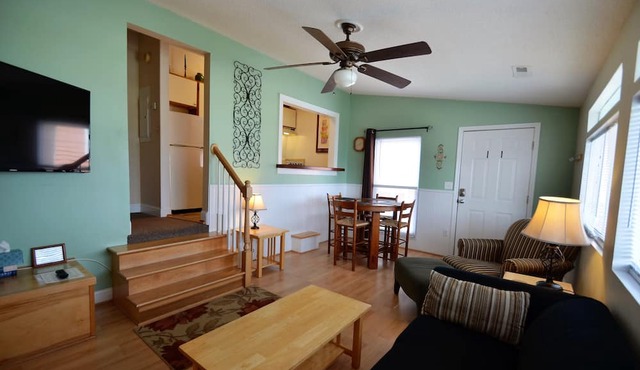 Isle of Palms One Bedroom Condo 1/2 block Front Beach fun in Isle of Palms