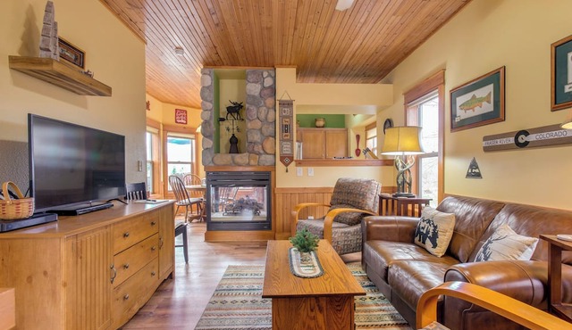 Riverfront Cabin, 4 Mi to Granby Ranch in Granby