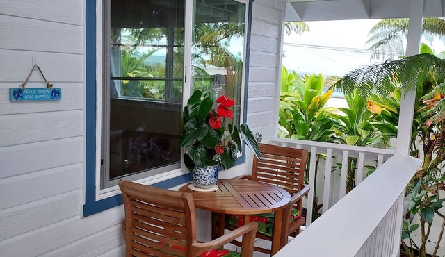 HAWAII Hilo Town~Private GATED Botanical GARDEN COTTAGE w Koi Pond