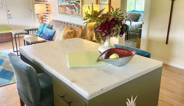 Halawai Haven, a Stylish Peaceful Retreat by Green Sands Beach in Naalehu