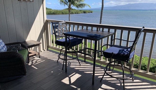 ‘Aloha Kai’ Oceanfront on Molokai, Top Floor, Modern, Peaceful Comfort, Pool in Kaunakakai