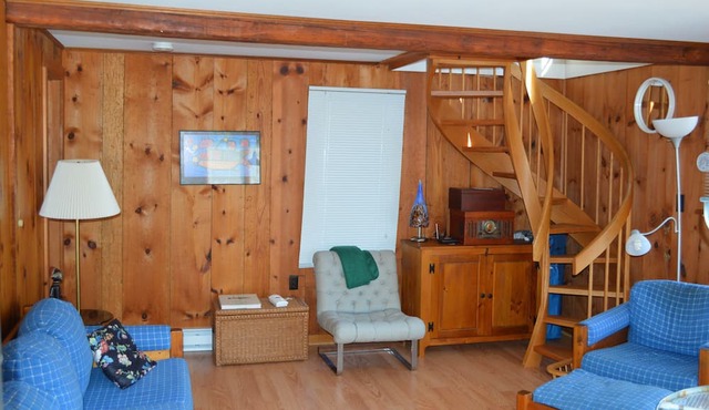 Lovely Lakefront Cottage, Peaceful Setting, Hiking And More in Lee