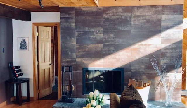 Modern-Rustic Style, Spacious, Suntec Townhouse. Hot tub & sauna. in Dover