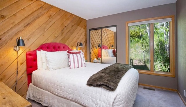 Beautiful Mountainside Home with Vaulted Ceilings & Fireplace. Free shuttle too! in AVON
