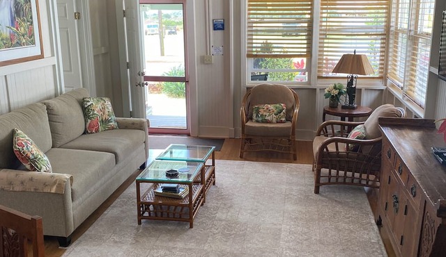 Charming, Beautifully Remodeled, Historic Plantation Home in Lanai City