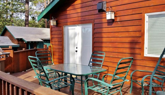 Premiere Family-Friendly Lakeside Cabin, Beautiful Views, Free Dock & Boat Slip in Lake Almanor