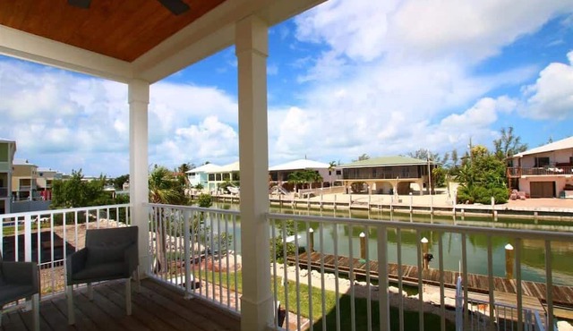 Modern Coastal 4BR| half-duplex near sombrero beach | Sleeps 10 w/Pool & Private Dock in Marathon
