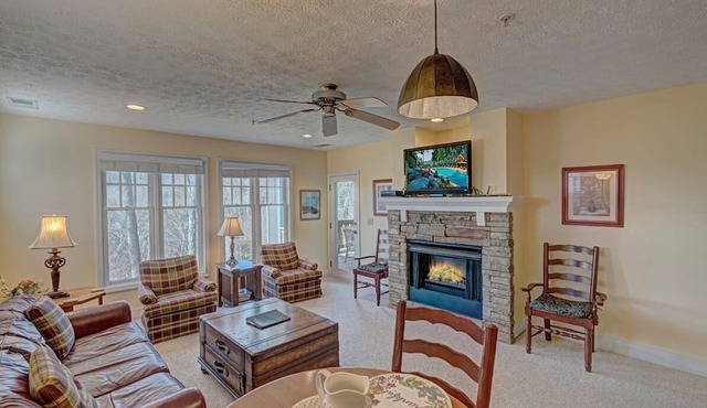 Evergreens 521-Mtn Condo, Gated Resort, Indoor/Outdoor Pool & Hot Tub, No Stairs in Boone