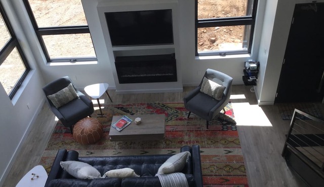 New modern luxury home with incredible views. Closest in town to ohv rd with EV in Silverton