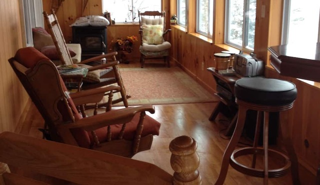 Cozy Woodford Lakefront Cottage in Bennington