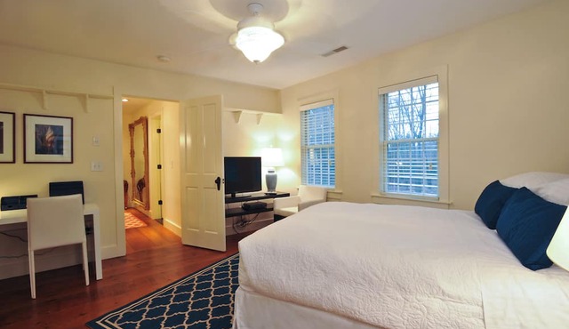 "SENTRY HILL" Best Town 1.5 hrs NYC PoshPadsCT Mint 6BR, Heated Pool, Bike, BBQ in Roxbury