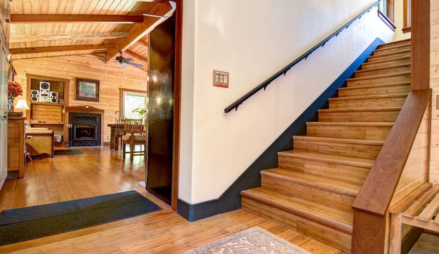 Private,Luxury, Hot Tub ,Sauna fireplace, walking trails