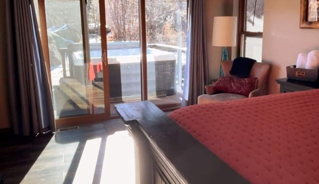 Rockhaven- Private Cabin and Hot Tub & EV Charger in Green Mountain Falls