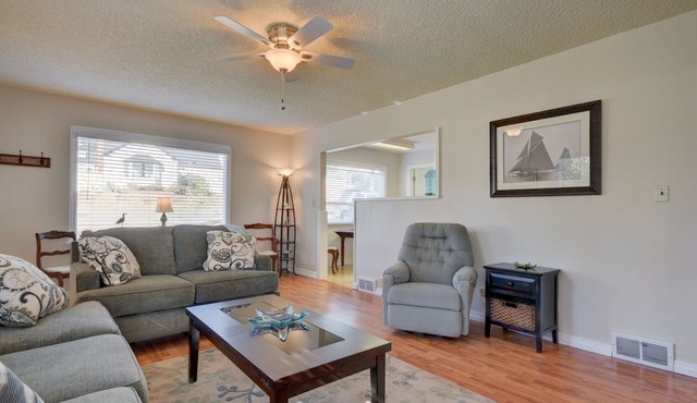 Cute, Cozy & Comfortable Cottage Conveniently Located In The Heart Of Town. in Oak Harbor