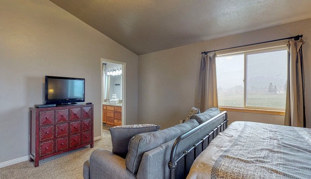 Updated Bear Lake cabin with game room & new swing set - walk to town in Garden City