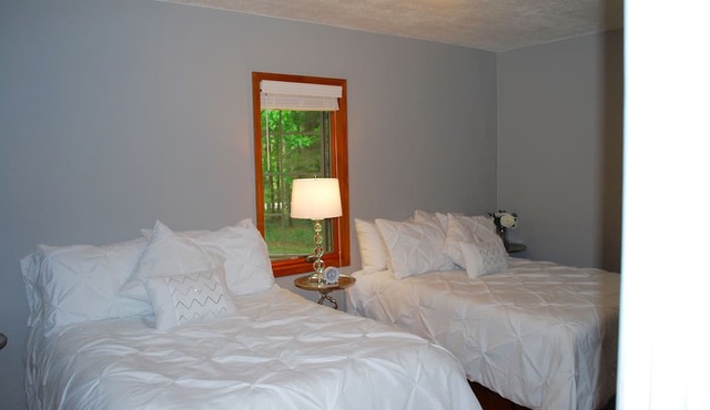 Cozy Cottage near Schwarz Supper Club, Road America, and Whistling Straights! in New Holstein