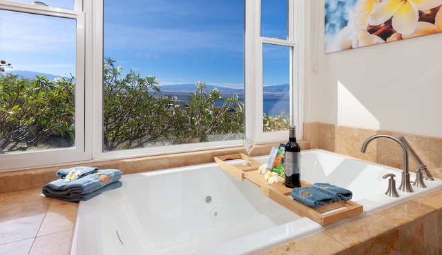 STUNNING 220 DEGREE OCEAN VIEW VILLA, w/SPA & FOUNTAIN POOL, BEACH RESORT CLOSE in Kamuela