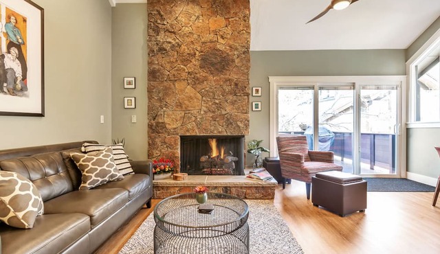 Mountain Views! Walk to Restaurants and Coffee - Great New Hot Tub in Cottonwood Heights