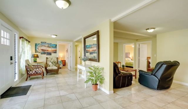 7 Mi to Waikiki: Airy Retreat Near Shops & Eats!