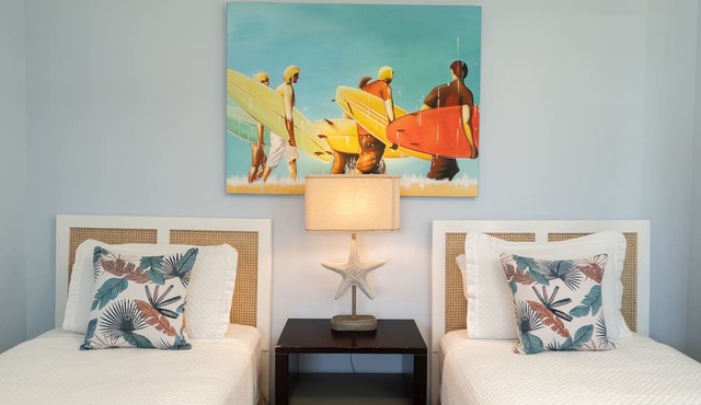 Heart of Waikiki With Partial Ocean View! Washlet! AC, FREE Parking, Wi-Fi