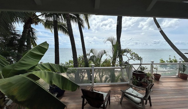 Beachfront South Shore Retreat with Stunning Ocean View Deck, Surf Near Waikiki in Honolulu