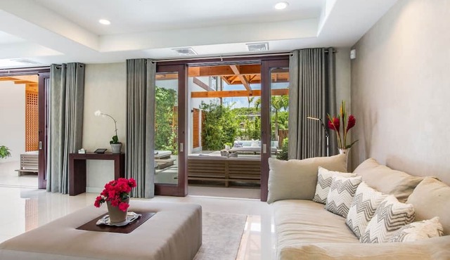 Diamond Head Villa by Gather: Luxury Gold Coast Retreat w/Pool, Jacuzzi & Beach in Honolulu