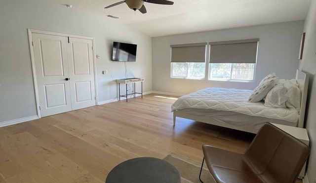 Enjoyable 4-bedroom house with a beautiful rock water fall slide swimming pool. in Ontario