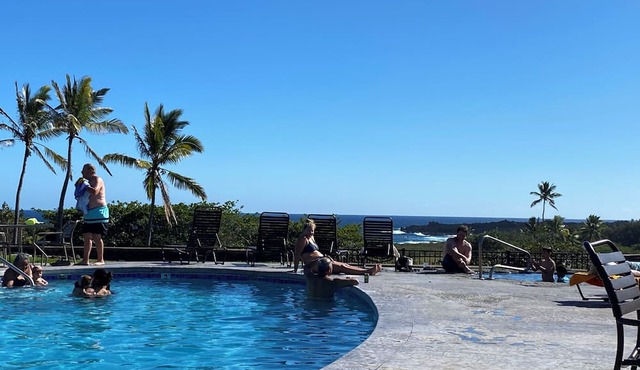 Secluded , cozy poolside getaway. Ocean views, near black sand beach & turtles. in Pahala