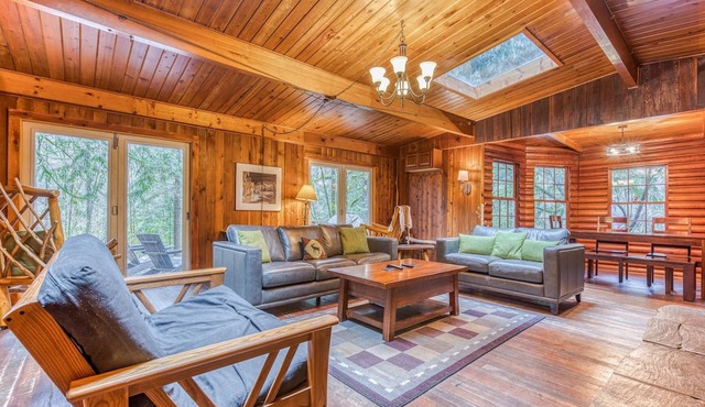 Rustic lodge with private hot tub, fireplace & riverfront views - dog-friendly in Rhododendron