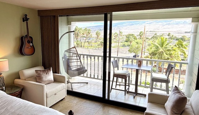 Guest Favorite: Beachfront Studio Turtles, Monk Seals, Surf & Mountain View