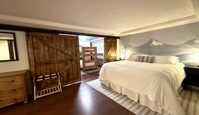 8BR Riverfront Estate Sleep 22 ADA Sauna+Spa in Brightwood